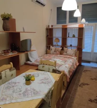 Apartman Comfortable And Cosy Near Ndk